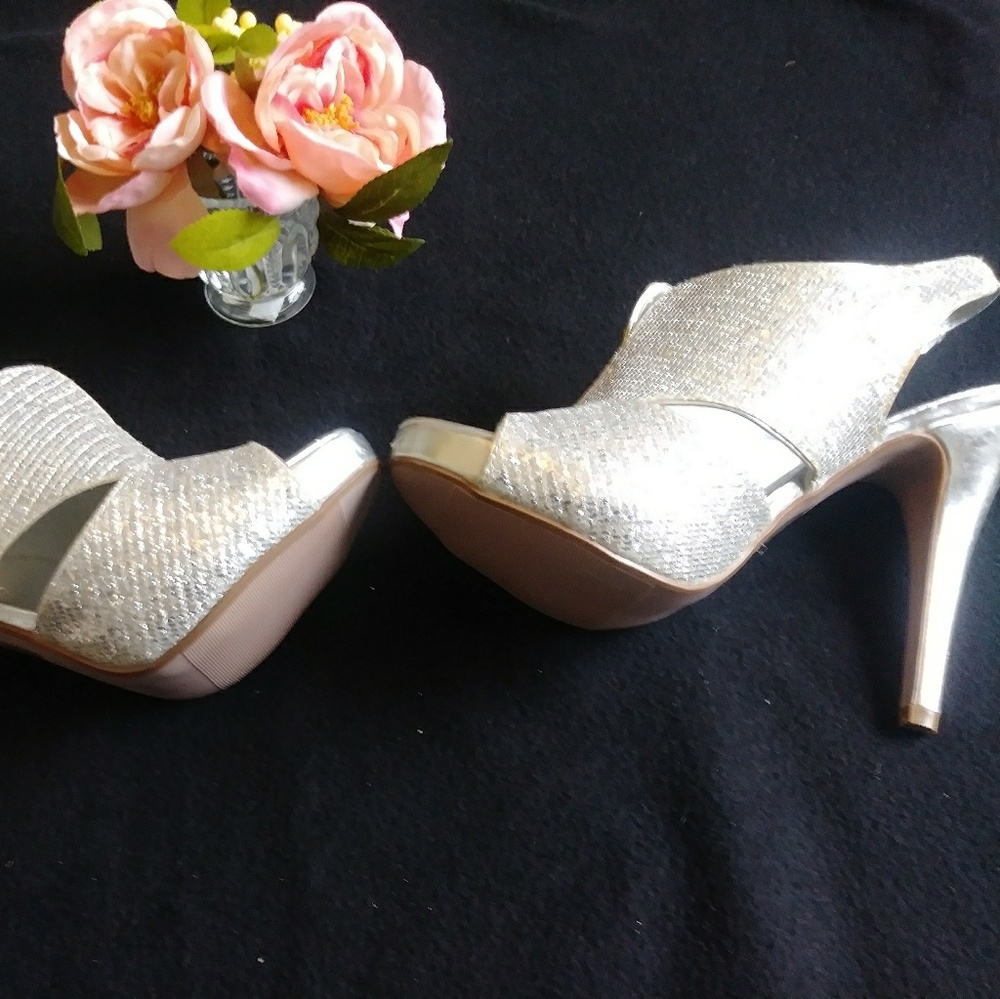 Shoe's - Picture 2 of 4